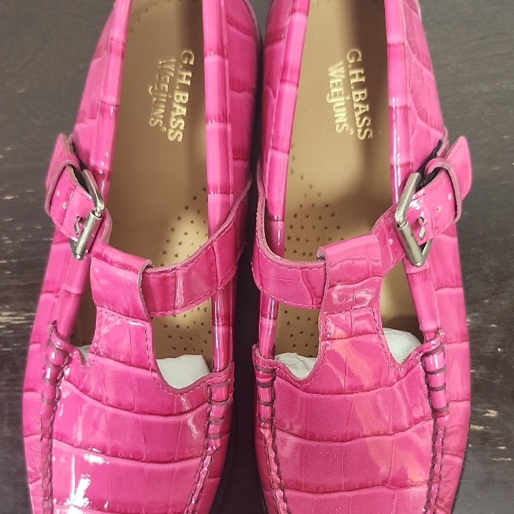 G.H. Bass & Co. Fuchsia Croc-Embossed Loafers